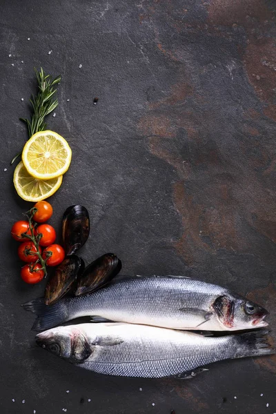Fresh fish, tomato, lemon and mussels on table — Stock Photo, Image