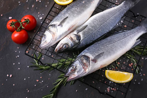 Support de refroidissement avec du poisson frais sur la table — Photo