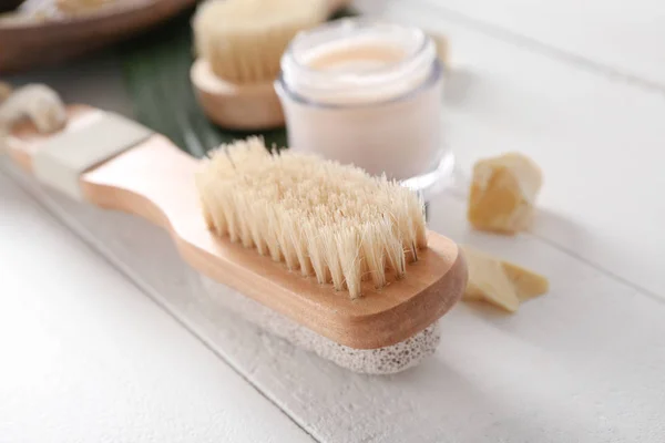 Cepillo de masaje sobre mesa de madera blanca — Foto de Stock