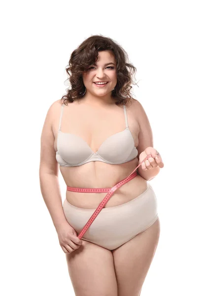 Glückliche Plus-Size-Frau, die ihre Taille auf weißem Hintergrund misst. Konzept des positiven Körpers — Stockfoto