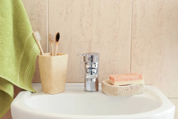 Banyo lavabo üzerinde diş fırçası ile sahibi — Stok fotoğraf