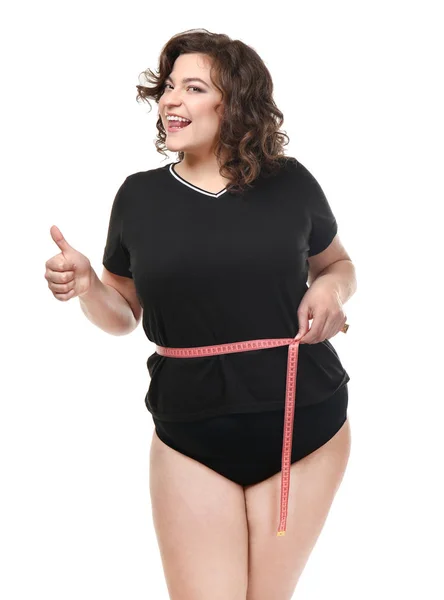 Happy plus size mulher medindo sua cintura em fundo branco. Conceito de corpo positivo — Fotografia de Stock