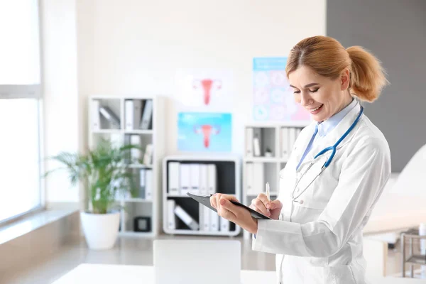 Porträt der schönen Gynäkologin in ihrem Büro — Stockfoto