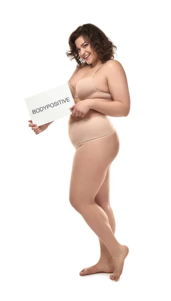 Além de tamanho mulher segurando folha de papel com texto BODYPOSITIVE no fundo branco — Fotografia de Stock