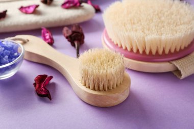 Renk arkaplanındaki masaj fırçaları