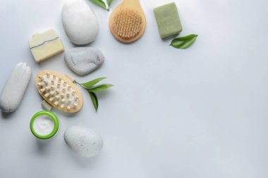 Fırçalar kozmetik ve spa taşlar beyaz zemin üzerine Masaj