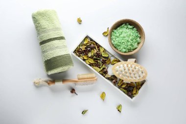 Fırçalar havlu ve deniz ile masaj beyaz zemin üzerine tuz