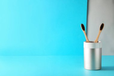 Arkaplanda diş fırçası bulunan tutucu