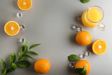 Gri arka plan üzerinde taze portakal suyu sürahi ile kompozisyon