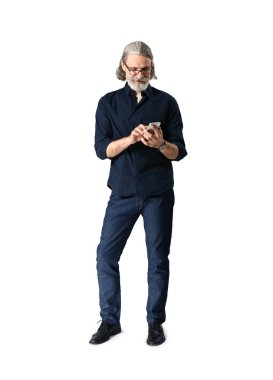 Beyaz arka plan üzerinde telefon ile yakışıklı olgun işadamı