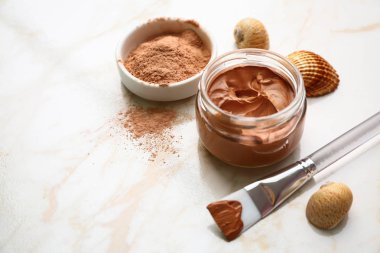 Işık tablosu üzerinde fırça ile kozmetik kil