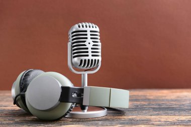 Retro mikrofon ve kulaklık renk arka plan karşı masada