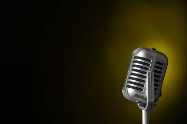 Koyu renk arkaplan üzerinde Retro mikrofon