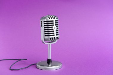 Renkli arkaplanda Retro mikrofon