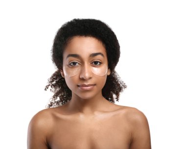 Beyaz arka plan üzerinde altında göz yamalar ile Afrikalı-Amerikalı genç kadın