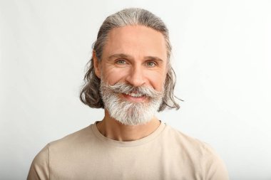Beyaz arka plan üzerinde olgun adam portresi
