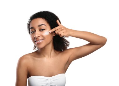 Genç Afro-Amerikan bodur beyaz arka plan karşı yüzünde kadınla