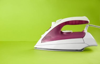 Renk arka plan üzerinde modern demir