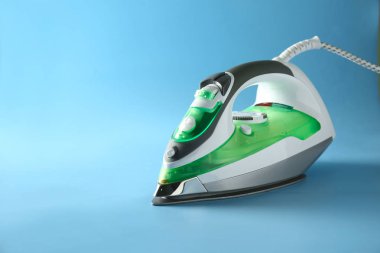 Renk arka plan üzerinde modern demir