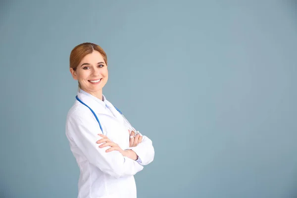A szürke háttér gyönyörű nőgyógyász portréja — Stock Fotó
