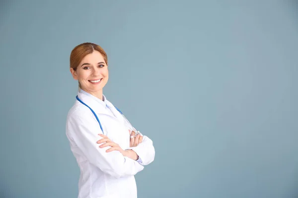 Portret van mooie gynaecoloog op grijze achtergrond — Stockfoto