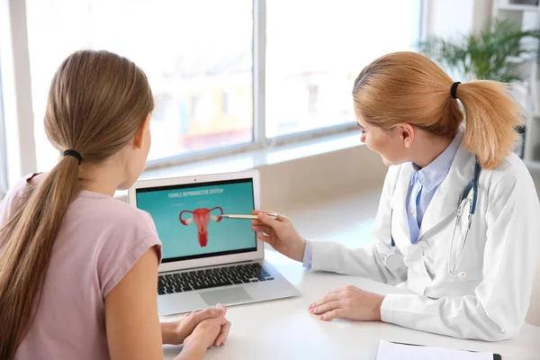 Giovane donna visita il suo ginecologo in clinica — Foto Stock