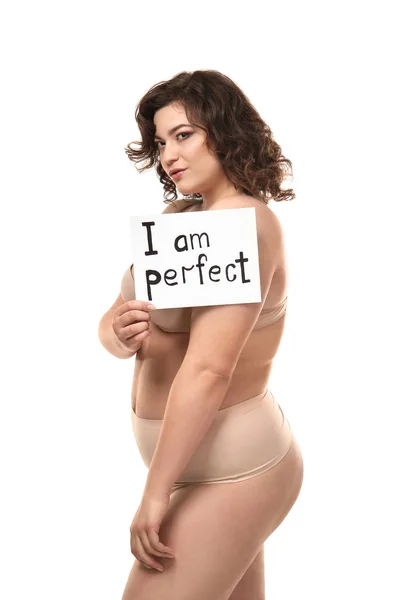 Além de tamanho mulher segurando folha de papel com texto EU SOU PERFEITO no fundo branco. Conceito de corpo positivo — Fotografia de Stock