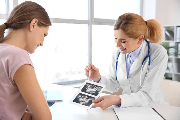 Young woman visiting her gynecologist in clinic — Stock Photo, Image