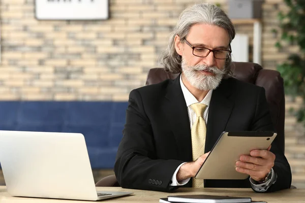 Handsome mature businessman working in office — Stock Photo, Image