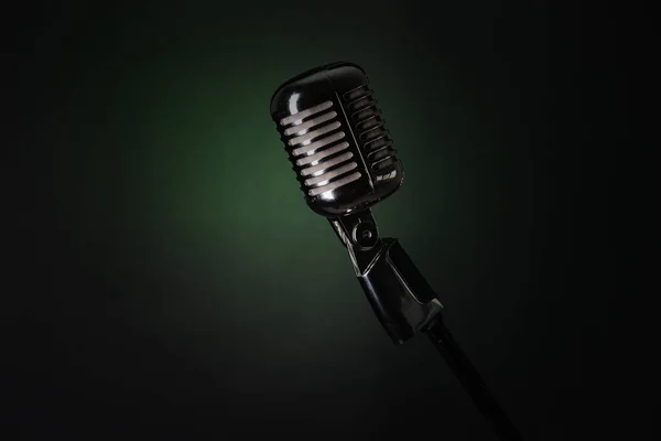 Ρετρό μικρόφωνο σε φόντο σκούρο χρώμα — Φωτογραφία Αρχείου