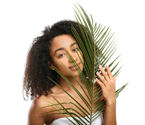 Unga afroamerikanska kvinna med tropiska löv på vit bakgrund — Stockfoto