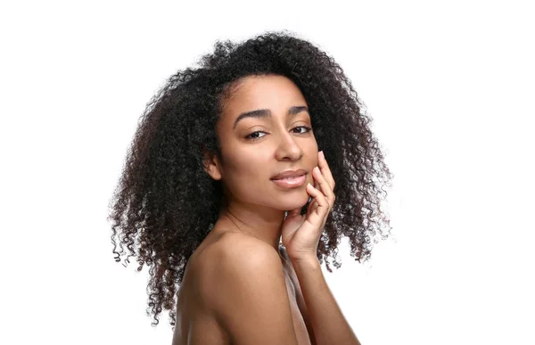 Giovane donna afroamericana su sfondo bianco — Foto Stock