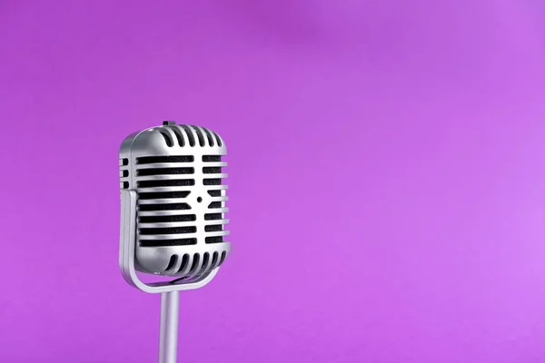 Ретро мікрофон на кольоровому фоні — стокове фото