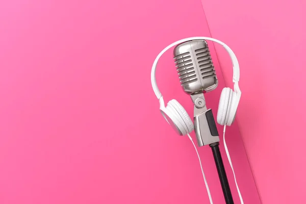 Retro mikrofon i słuchawki na kolor tła — Zdjęcie stockowe