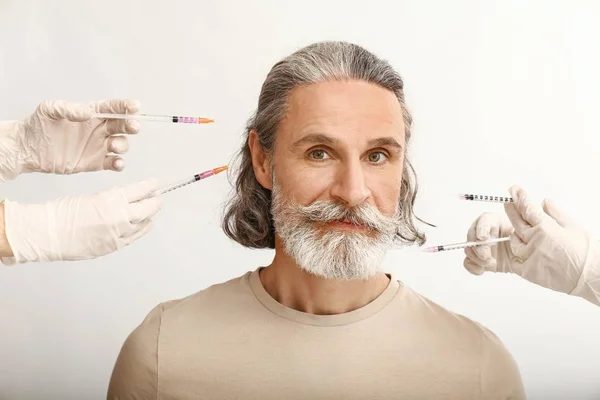 Olgun adam ve şırınga anti-aging enjeksiyonlar için beyaz arka plan üzerinde tutan eller — Stok fotoğraf