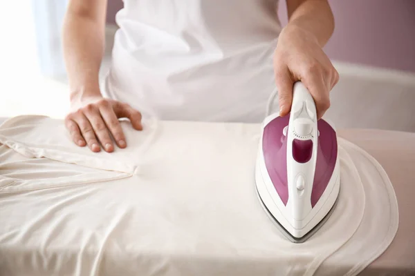 Woman ironing clothes at home — Stock Photo, Image