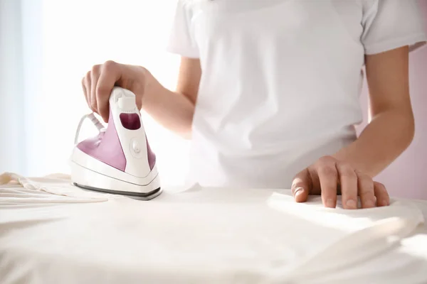 Frau bügelt Kleidung zu Hause — Stockfoto