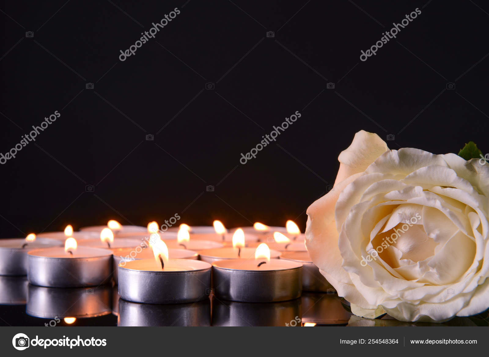 Viele brennende Kerzen als Symbol der Trauer und Blume auf dunklem  Hintergrund – Stockfoto © serezniy #254548364, image size:1600x1168