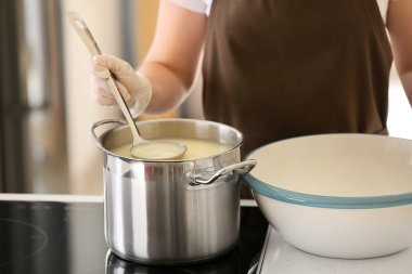 Lezzetli peynir mutfakta hazırlama kadın