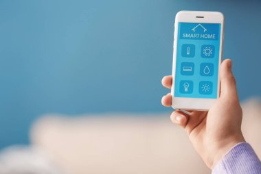 Genç çocuk akıllı ev otomasyon uygulaması kullanarak