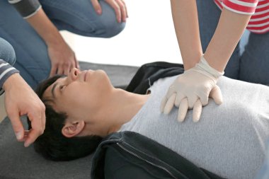 CPR ilk yardım eğitim sahasında gerçekleştirmek öğrenme insanlar