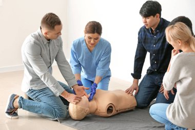 CPR ilk yardım eğitim sahasında gerçekleştirmek öğrenme insanlar