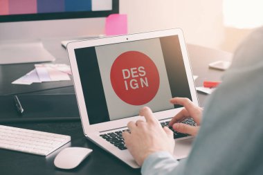 Erkek bu ofiste çalışan tasarımcı