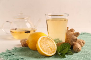 Limon, zencefil ve nane masada lezzetli içecek bardak
