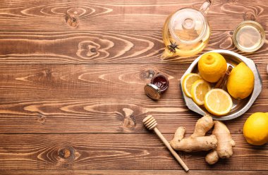 Lezzetli çay limon, zencefil ve ballı ahşap tablo