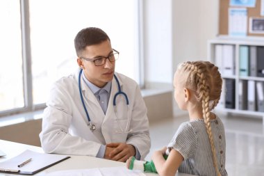 Doktorun ofisinde küçük kızla