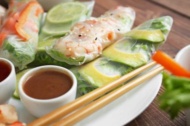 Plaka lezzetli böreği ve tablo, tatlı sos ile