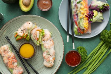 Lezzetli böreği ve soslar üzerinde renk tablosu