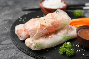 Kayrak tabağında, closeup lezzetli Çin böreği