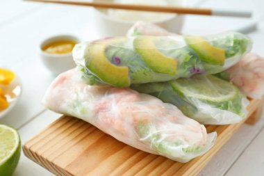 Beyaz masa üzerinde lezzetli bahar rulo ile kurulu